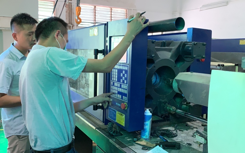 Plastic Processing Operator Career Guide: Skills, Daily Duties & Salary Insights